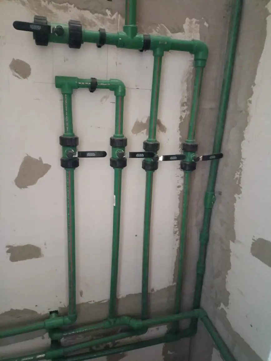 Distribución de agua con cañerías y llaves de paso instaladas en pared