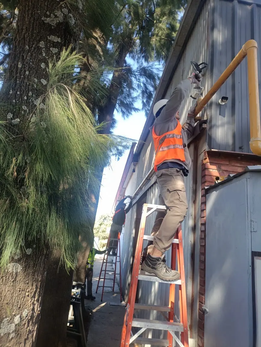 Trabajo real de instalación de gas exterior con personal en obra
