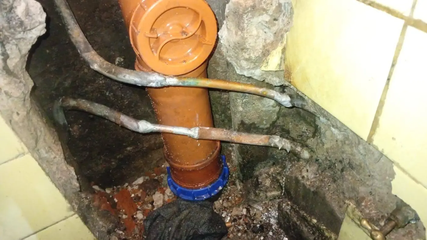 Reparación real de cañerías y desagüe dentro de un edificio